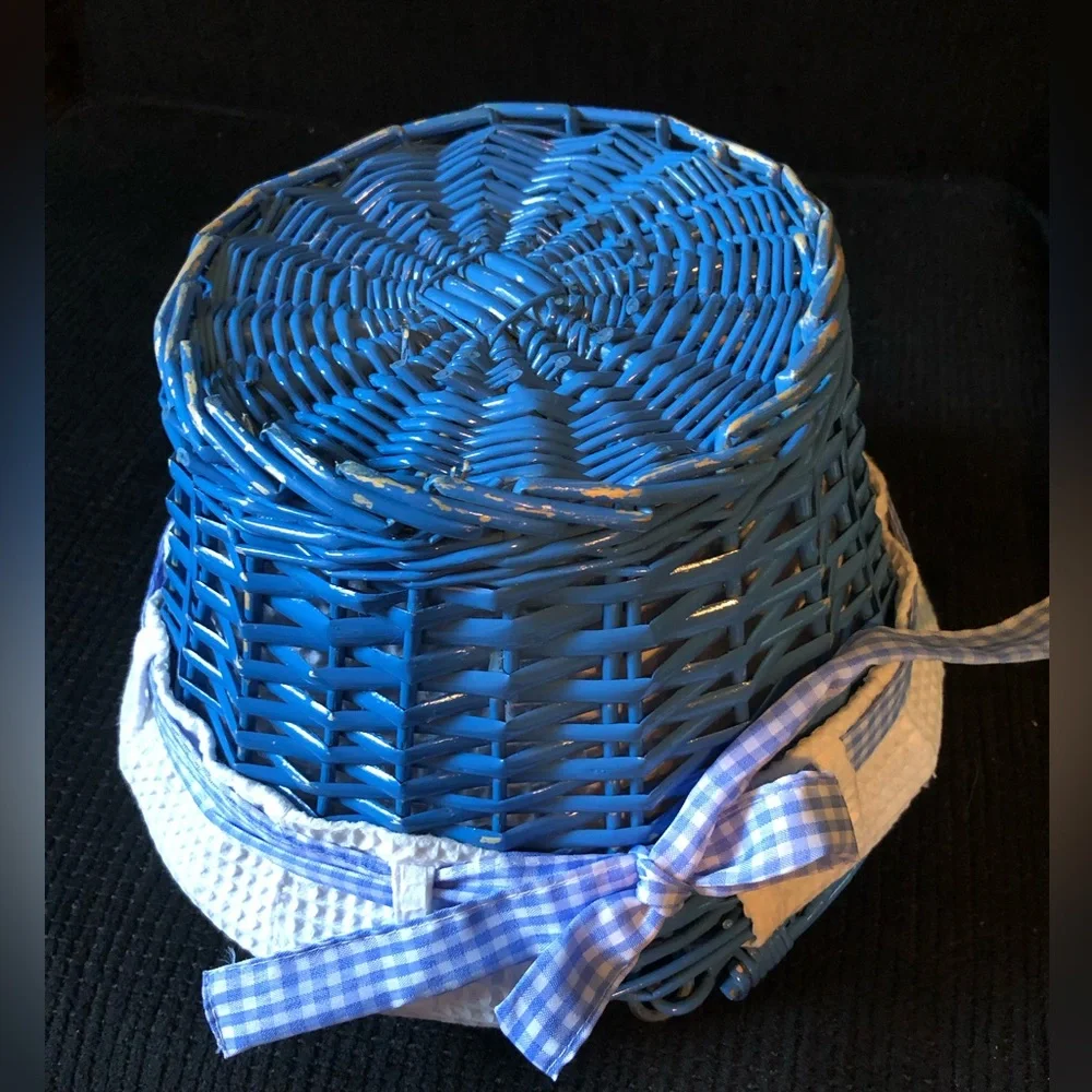 10936 VINTAGE Blue Wicker Basket With White Basket Liner Gingham Bows